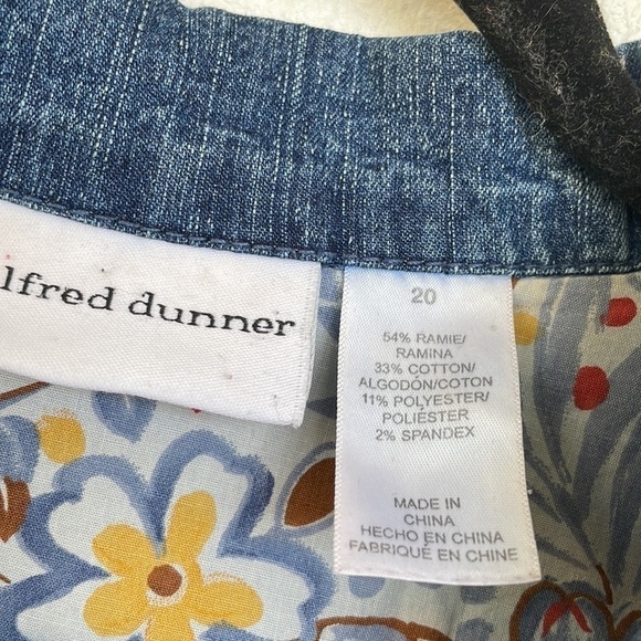 Embroidered Denim Vintage Jacket With Pockets (Can be worn oversized) - Picture 10 of 11